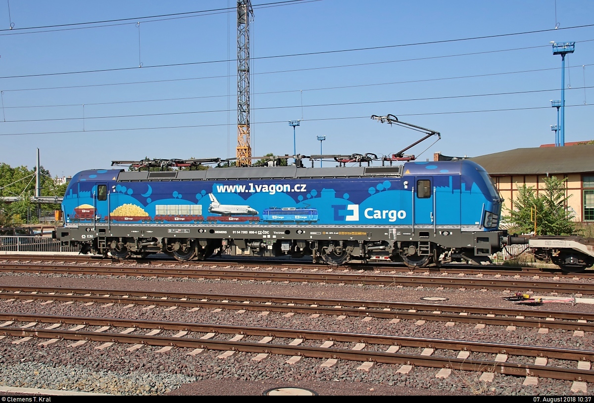 Blick auf 383 006-4  www.1vagon.cz  (Siemens Vectron) der CD Cargo, a.s. mit Sattelaufliegern auf Flachwagen (KLV-Zug), die Magdeburg Hbf in südlicher Richtung durchfährt.
[7.8.2018 | 10:37 Uhr]