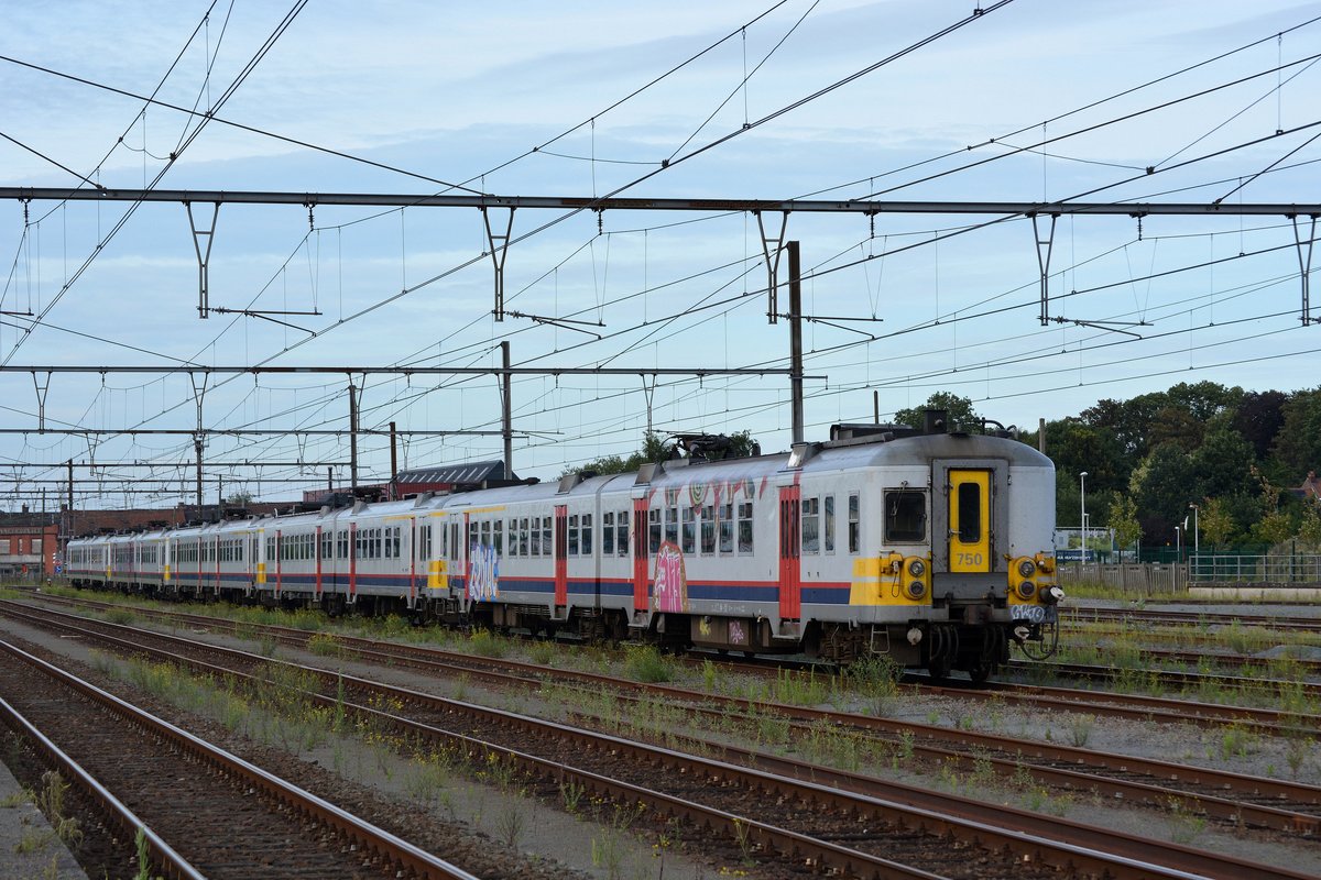 Blick auf 5 abgestellte Triebwagen im Bahnhof Mouscron/Mouskroen. Abgestellt waren die Triebzüge 066 750, 066 760, 066 735, 066 745 und 066 740.

Mouscron/Mouskroen 15.07.2016
