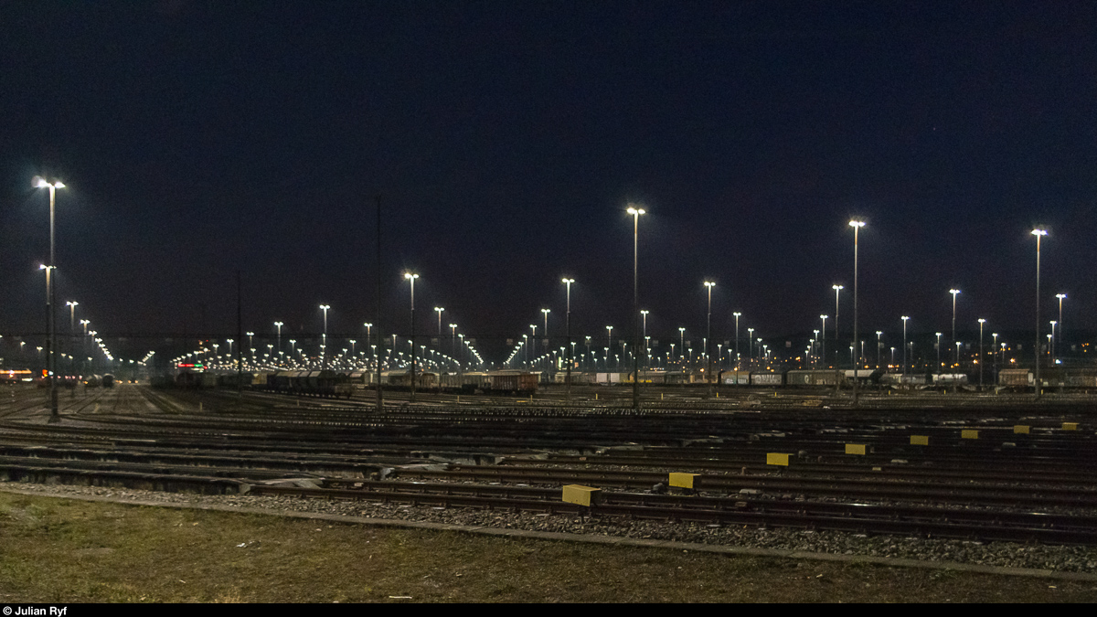 Blick auf die 64-gleisige Richtungsgruppe des Rangierbahnhofs Limmattal. Im Vordergrund sind die letzten der drei Bremsen für jedes Gleis nach dem Ablaufberg und die dazugehörenden Geschwindigkeitssensoren (gelbe Kästen) zu erkennen. Fotografiert an einer öffentlichen Führung am 2. Dezember 2016.