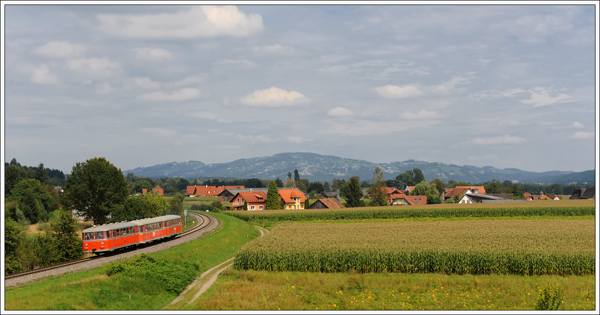 Blick auf den 671 Meter hohen Demmerkogel mit VT 10.02 am 30.8.2014 kurz vor Pölfing-Brunn.