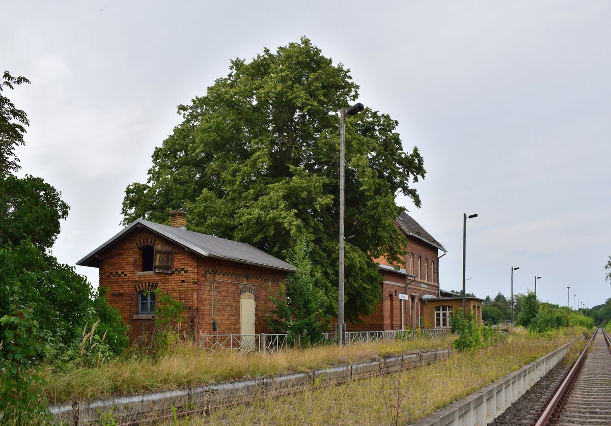 Blick auf das Abort Häuschen sowie das Empfangsgebäude in Söllichau. 1998 wurden die durchgehenden Züge nach Eilenburg eingestellt und der letzte Ast von Wittenberg nach Bad Schmiedeberg Ende 2014 eingestellt. Zuletzt gab es hier 2017 Sonderzüge. Ende 2019 wurde die Strecke wegen Oberbaumängeln betrieblich gesperrt. Seitdem verwildern einige Teile der Strecke zusehens. 

Söllichau 13.08.2021