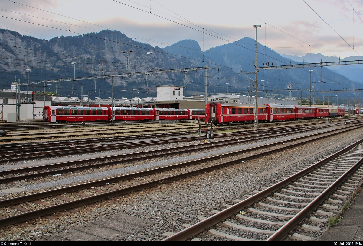 Blick auf die Abstellanlage der Rhätischen Bahn (RhB) im Bahnhof Landquart (CH) nahe des Bahnbetriebswerks mit zahlreichen Personenwagen, darunter auch solche des Bernina-Express (BEX).
[10.7.2018 | 19:16 Uhr]