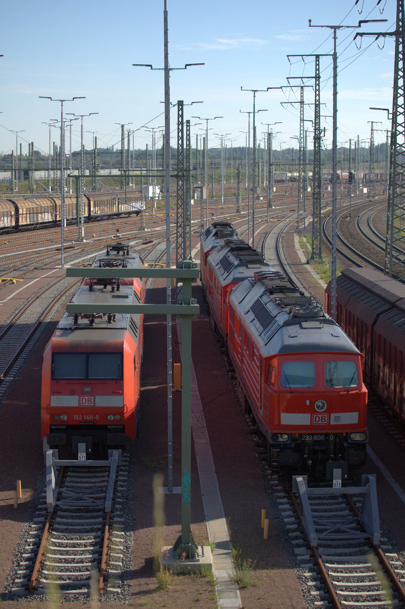 Blick auf Abstellgleise Halle G, hier sind noch Lokomotiven der Baureihe 233 stationiert.Links im Bild 152 140-0. 02.06.2019  08:18 Uhr.  
