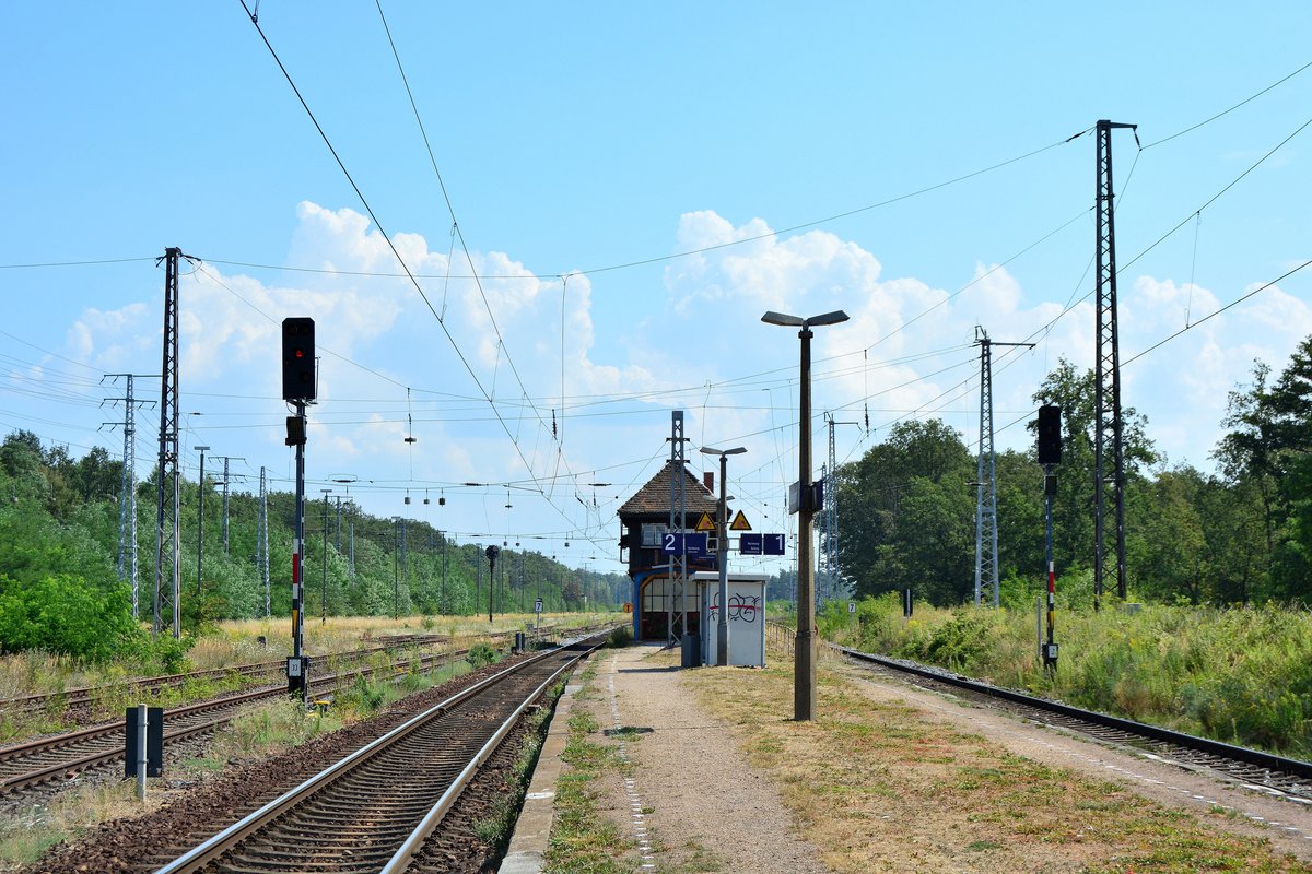 Blick auf die Abzweigstelle Ra in Meinsdorf. Links sieht man die ehemalige Einfahrt in den alten Roßlauer Rangierbahnhof. Heute ist dort eine riesige Baustelle und der Rangierbahnhof wird grundlegend erneuert.

Meinsdorf 27.07.2018