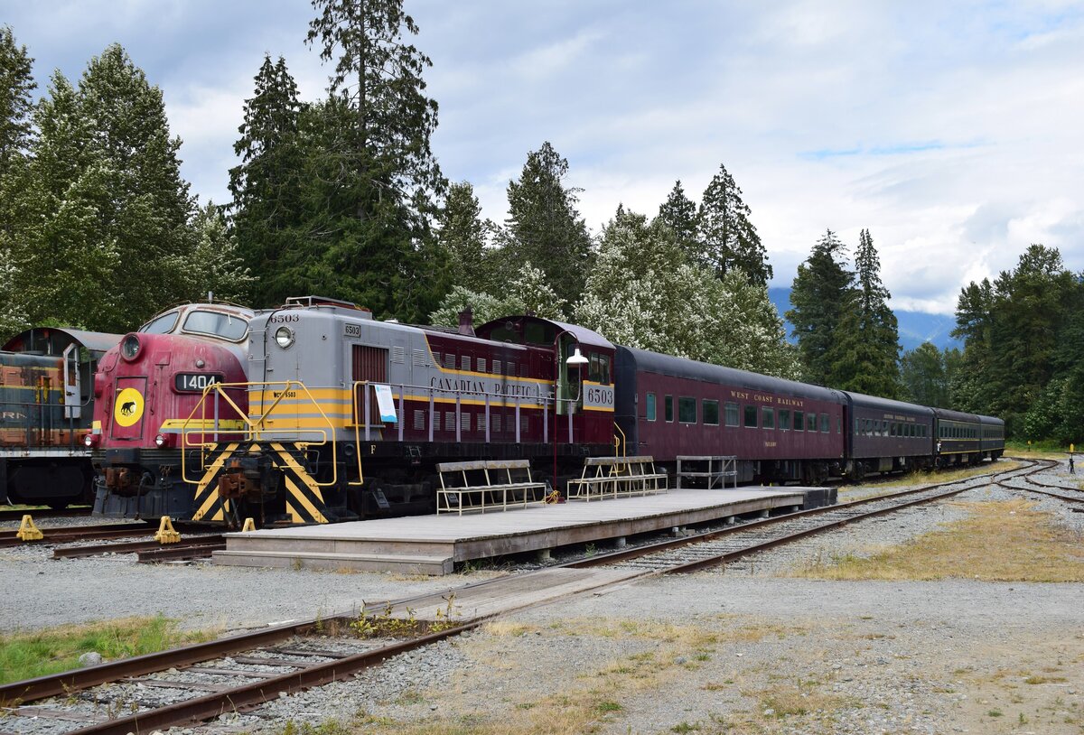 Blick auf die ACR 1404 Algoma Central Railway EMD FP7 auf der linken Seite und CANADIAN PACIFIC 6503 S3 SWITCHER auf der rechten Seite. Die Lok 6503 war ursprünglich Winnipeg zugeteilt und erwies sich als zuverlässig und robust. Die Lok wurde mit einer Pufferplatte über der Kupplung ausgestattet um auch Personenwagen ziehen zu können. Die Lok war bis 1983 bei der Canadian Pacific Railway in ganz Kanada im Einsatz. 1983 ging die Lok 6503 an United Grain Growers terminals in Vancouver wo sie bis 1987 die Getreidewagen rangierte. Nach 1987 wurde sie von der West Coast Railway Association erworben. 

Squamish 13.08.2022 
