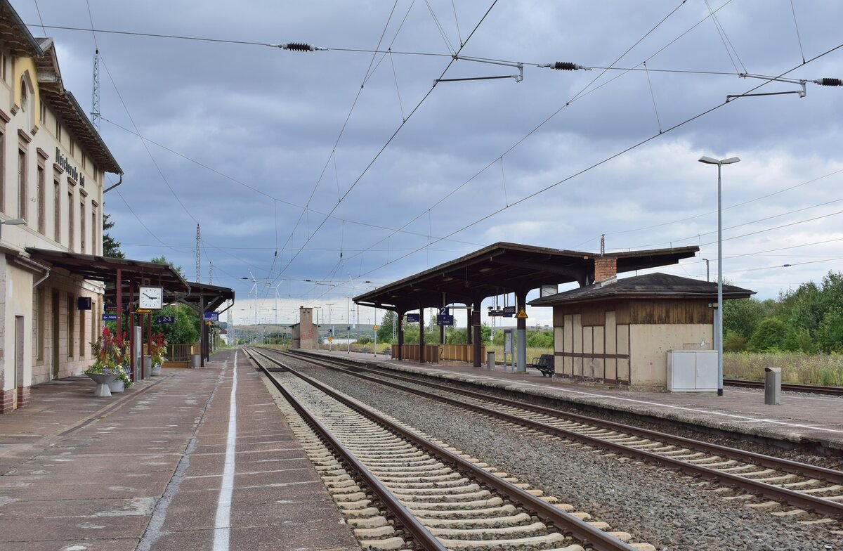 Blick auf den äußerst gut gepflegten Bahnhof Bleicherode Ost. Müll oder Schmierereien sucht man hier vergeblich. Sogar um die Blumentöpfe wird sich noch gekümmert und lassen den Bahnhof sehr einladend wirken. 

Bleicherode Ost 16.08.2021