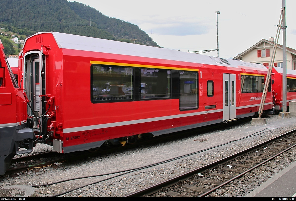 Blick auf AGZ-Steuerwagen At 57802 der Rhätischen Bahn (RhB), der im Bahnhof Landquart (CH) abgestellt ist.
[10.7.2018 | 19:03 Uhr]