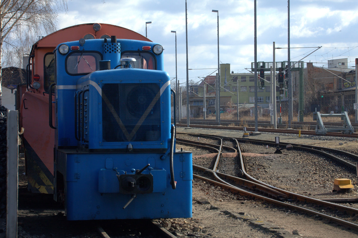 Blick auf den aktuell arbeitslosen Schneepflug und die Kleinlok in Radebeul Ost.