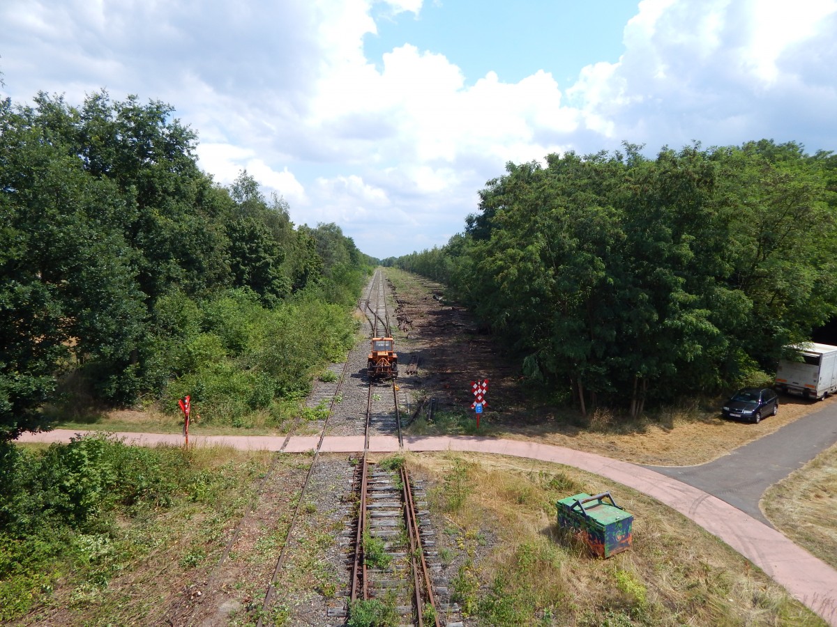 Blick auf die alte Bahnstrecke 21A Genk Waren - Water in Genk. Im Hintergrund sind auch noch einige ehemalige Gütergleise zu erkennen.

Genk 09.07.2015