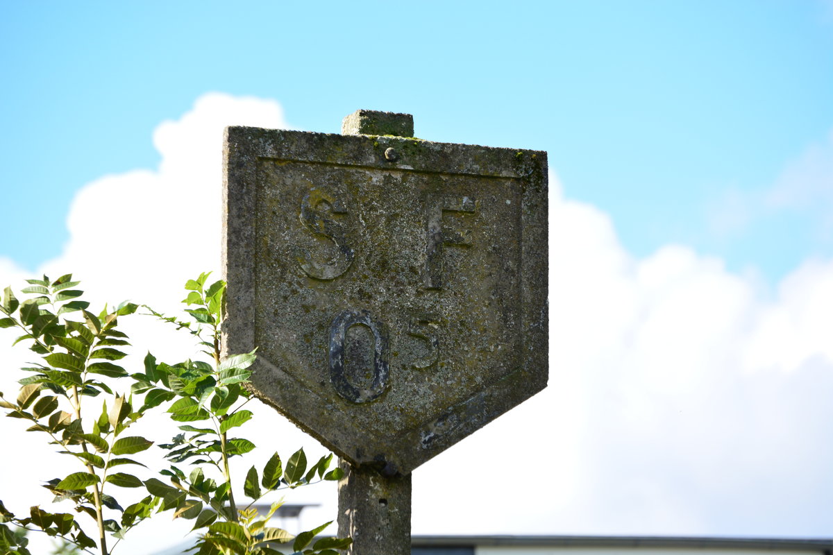 Blick auf eine alte Geschwindigkeitstafel aus Beton.

Raeren 08.10.2016