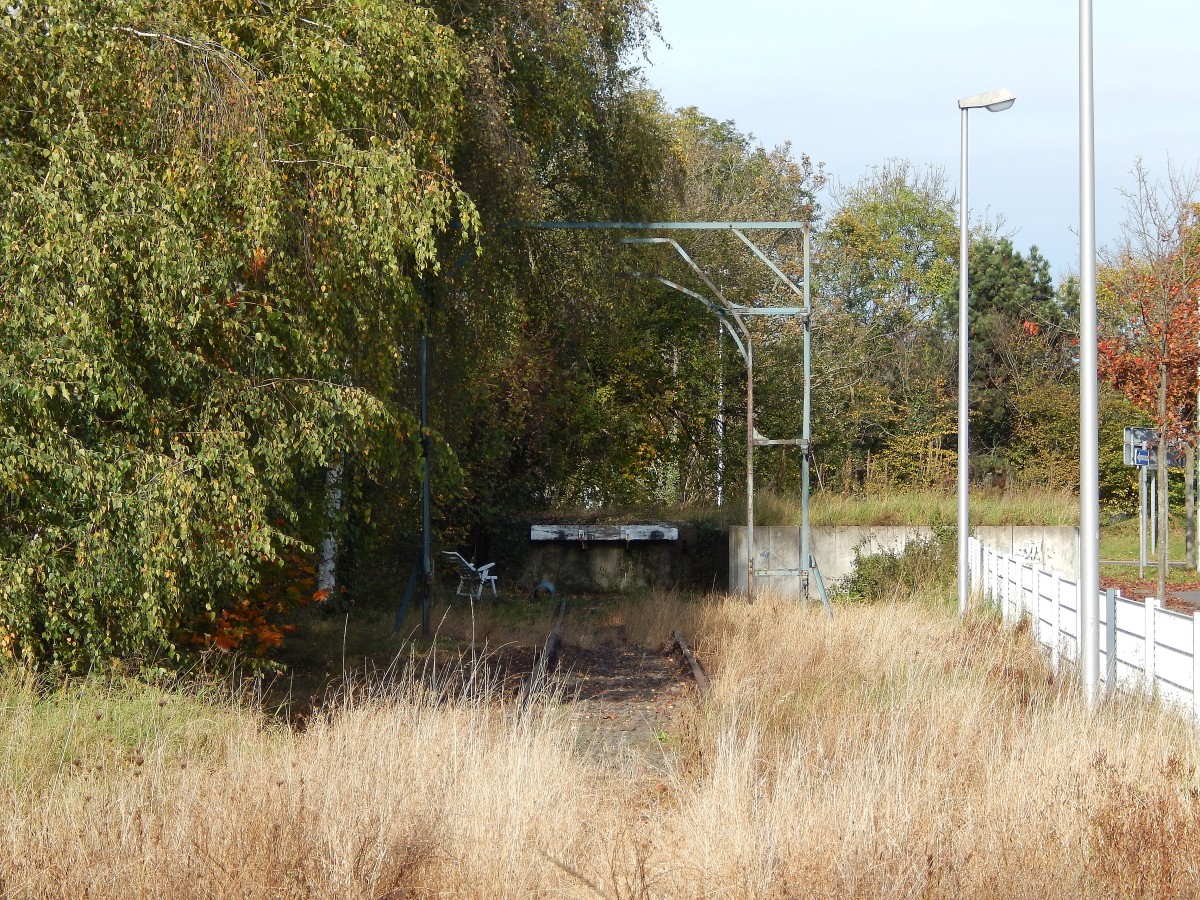 Blick auf das alte Lademaß im Bahnhof Jülich. Früher fuhren auf diesen Gleis noch Güterzüge. Heute fährt hier nur noch die Rurtalbahn und Güterzüge nur zum Rangieren.

Jülich 26.10.2014
