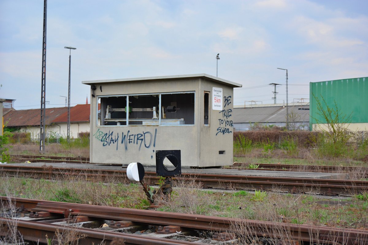 Blick auf eine alte mechanische Gleiswaage im ehemaligen Nürnberger Hauptgüterbahnhof. Im Hintergrund sind die zahlreichen leerstehenden Gebäude aus der Glanzzeit des Güterbahnhofes zu sehen.

Nürnberg 13.04.2017