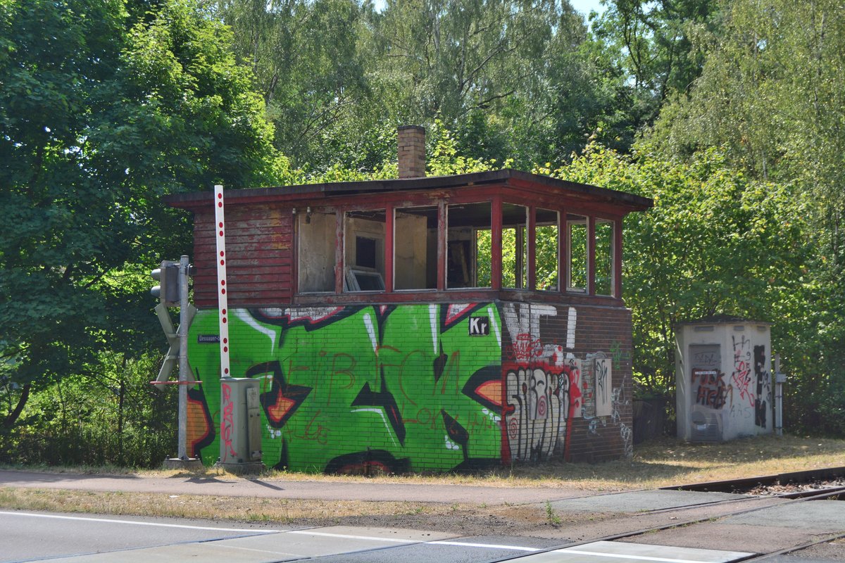 Blick auf das alte Stellwerk am ehemaligen Gleisdreieck Dessau - Wörlitz - Gräfenhainichen. 

Oranienbaum 28.07.2018