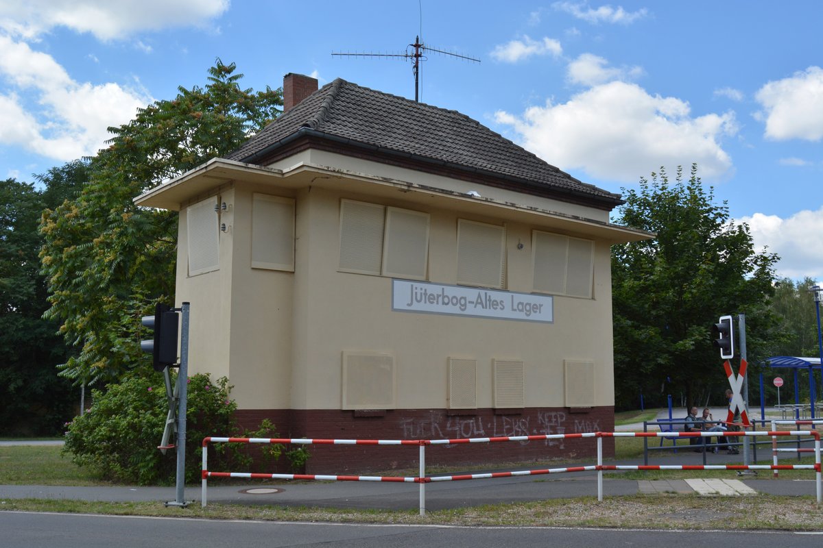 Blick auf das alte Stellwerk am Haltepunkt Altes Lager.

Altes Lager Niedergörsdorf 20.07.2016