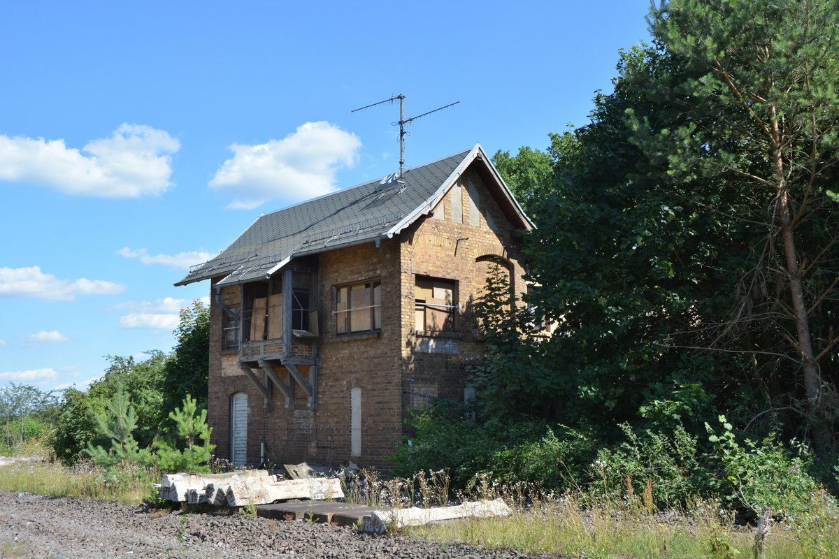 Blick auf das alte Stellwerk im ehemaligen Bahnhof Nedlitz. 1992 wurde die Strecke ab Nedlitz bis Güterglück 2 Gleisig ausgebaut und 1 Jahr später elektrifiziert. Nur knapp 10 Jahre später wurde die Strecke stillgelegt und wird teilweise zurück gebaut. 

Nedlitz 20.07.2016