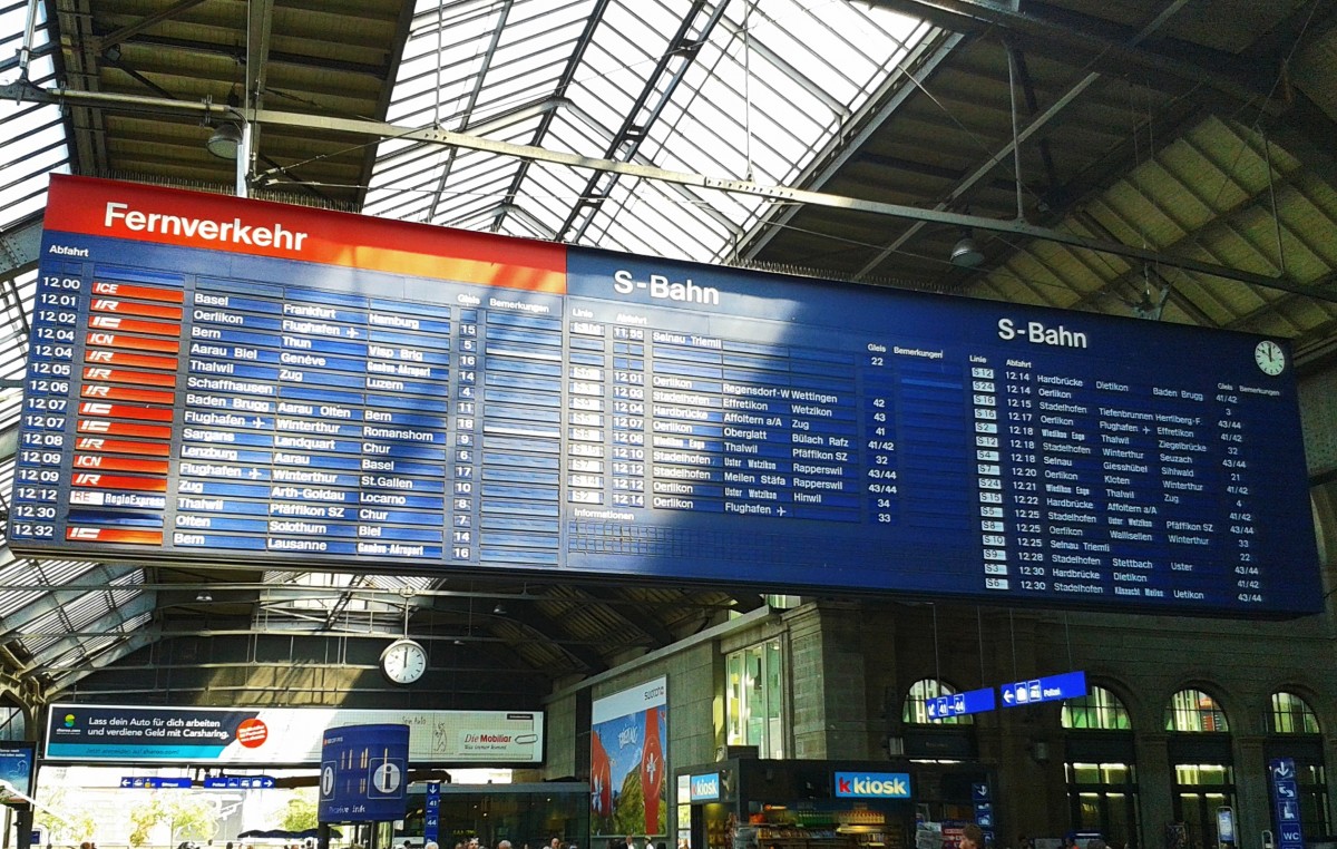 Blick auf den alten Generalanzeiger des Hauptbahnhofs Zürich am 24.7.2015. Inzwischen hängt hier eine neue LED-Anzeige. Die alte Anzeige ist nun im  Museum of Digital Art  in Zürich zu betrachten.