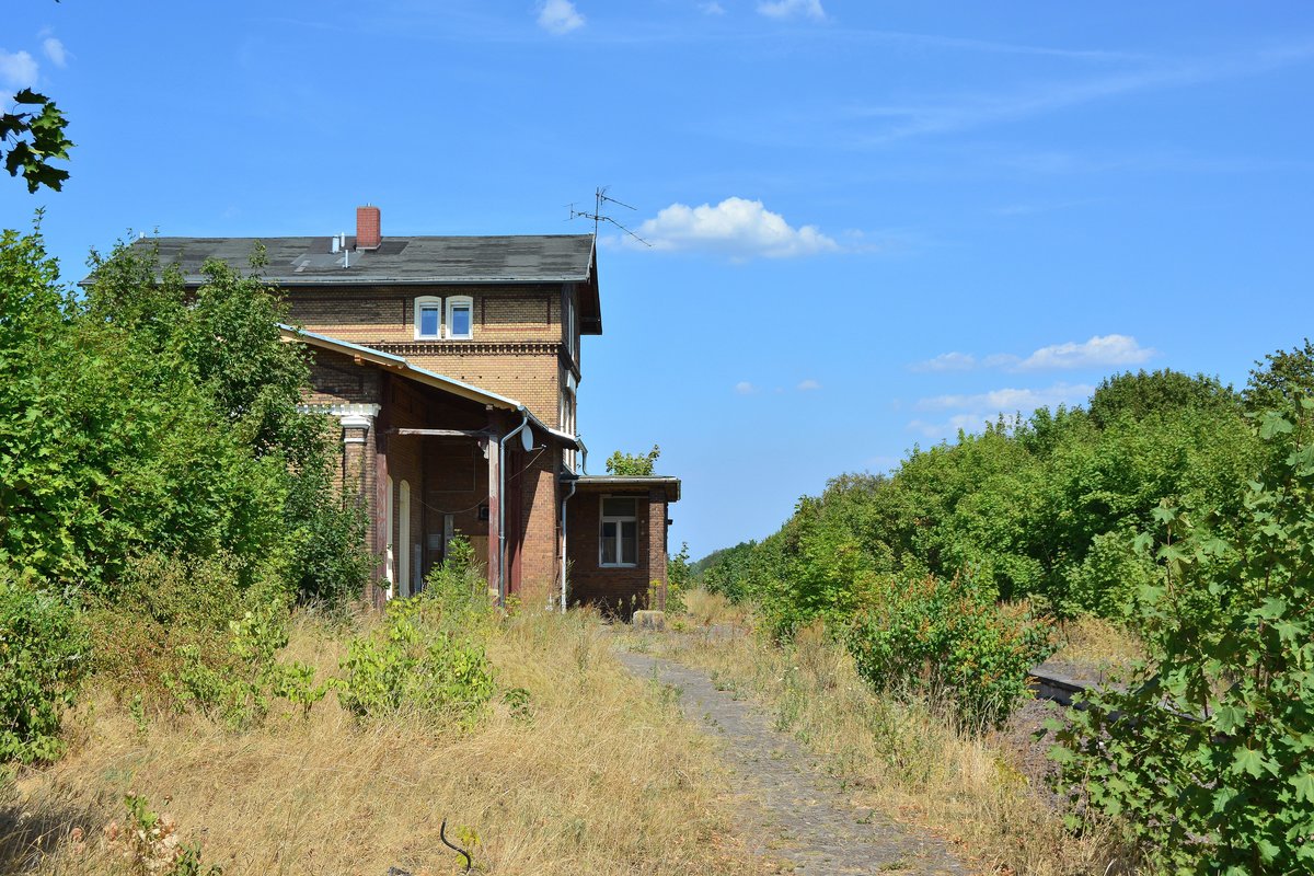 Blick auf den alten Hausbahnsteig in Lindau. Heute befindet sich im alten Empfangsgebäude eine Pension.

Lindau 26.07.2018