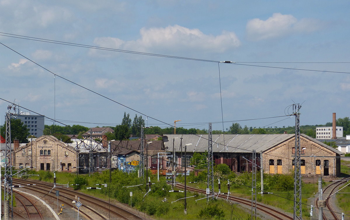 Blick auf den alten Lokschuppen in Nordhausen, der inzwischen die Hälfte seines eh löchrigen Daches verloren hat. Anscheinend wird umgebaut, in den letzten Monaten fanden dort häufiger Technoparties statt.