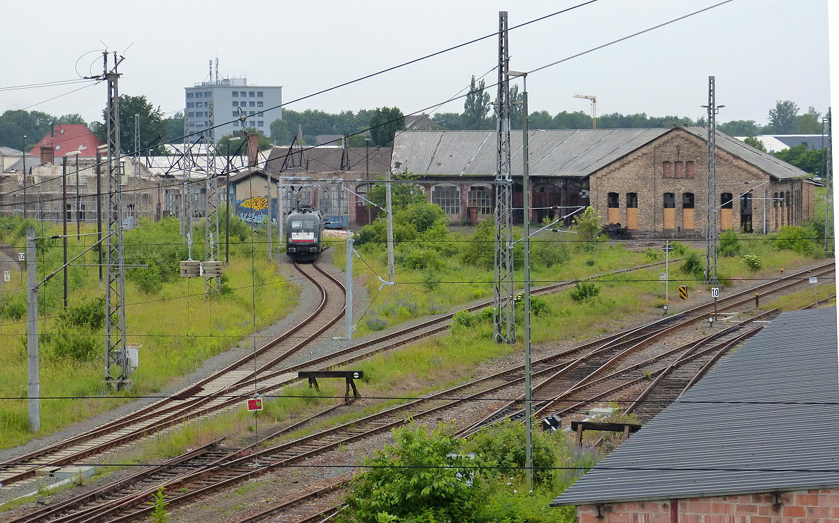 Blick auf den alten Lokschuppen in Nordhausen am 16.06.2019. Mittlerweile ist links soviel abgetragen, dass auch der alte Schriftzug  Bahnbetriebswerk Nordhausen  nicht mehr da ist