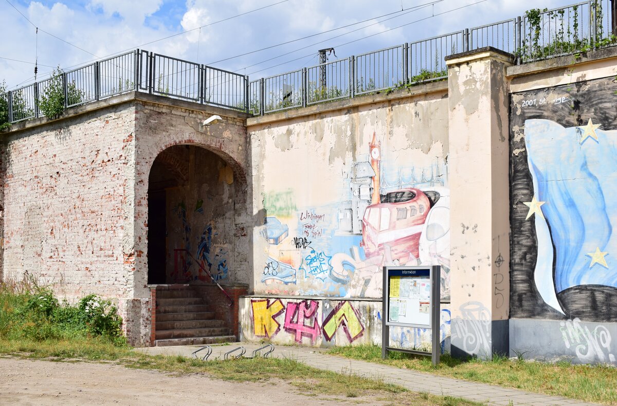 Blick auf den alten Zugang zum Bahnsteig in Meinsdorf. Nach dem Umbau befindet sich der Zugang an der Straße.

Meinsdorf 24.07.2020