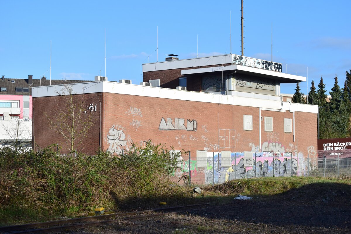 Blick auf das am7.5.1979 in Betrieb gegangene Stellwerk Böf mit der Bauart Sp Dr S 60 in Dortmund Bövinghausen. Es ersetzte damals 2 Stellwerke der Bauart Jüdel. Von hier aus steuerte der Fdl auch Dortmund Marten. Seit vielen Jahren nun wird Dortmund Bövinghausen von Herne aus ferngesteuert.

Dortmund Bövinghausen 14.04.2023