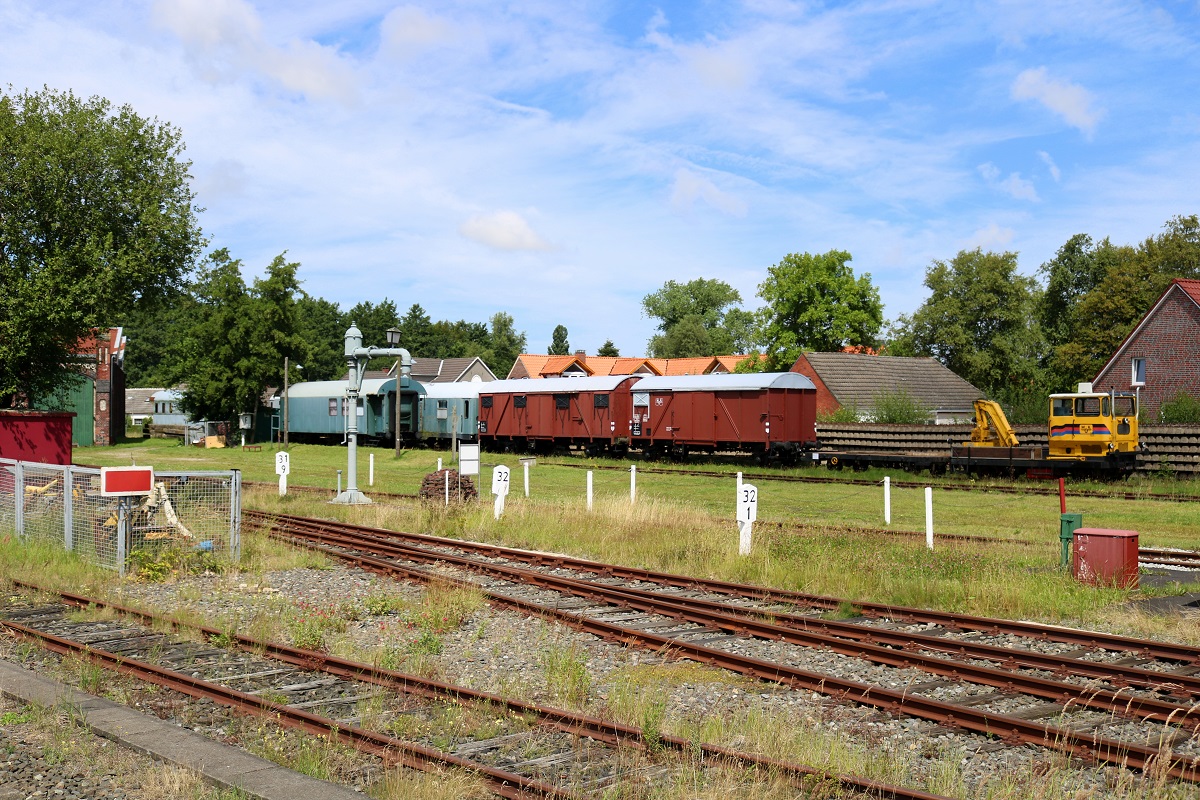 Blick auf die Anlagen des Bahnhofs Norden mit weiteren abgestellten Fahrzeugen der Museumseisenbahn Küstenbahn Ostfriesland e.V.. [26.7.2017 - 13:56 Uhr]