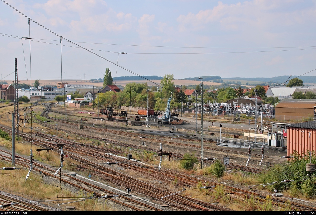 Blick auf die Anlagen des Bahnhofs Nordhausen Nord der Harzer Schmalspurbahnen GmbH (HSB) mit Drehscheibe und Kohlekränen.
Aufgenommen von der Brücke Bruno-Kunze-Straße.
[3.8.2018 | 15:56 Uhr]