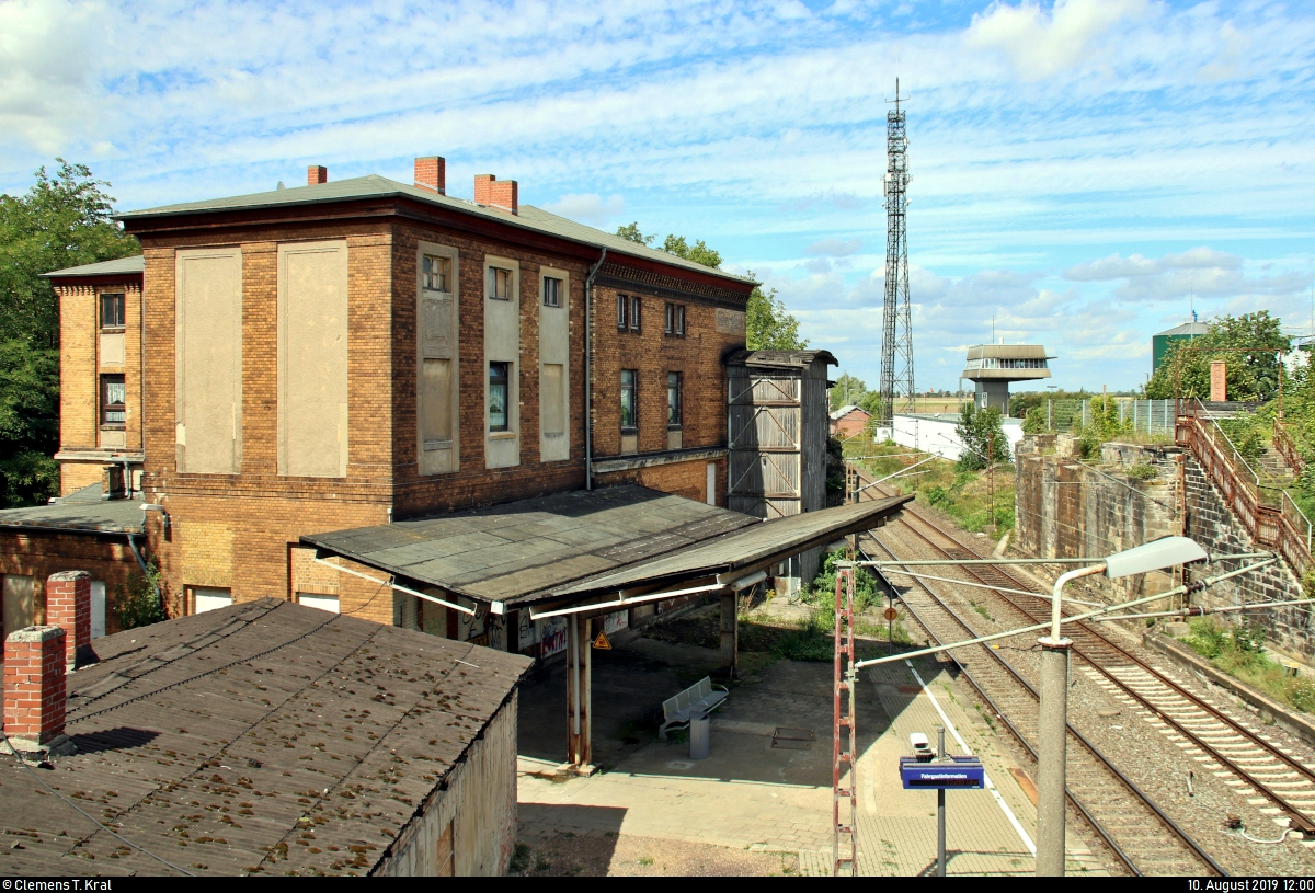 Blick auf die Anlagen des Bahnhofs Güterglück auf der Bahnstrecke Biederitz–Trebnitz (KBS 254) mit Empfangsgebäude - inzwischen in Privatbesitz - Lastenaufzug und im Hintergrund B1, einem Gleisbildstellwerk von WSSB mit Spurplan.
Bis 2004 war der ehemalige Tumbahnhof noch an die Bahnstrecke Berlin–Blankenheim (6118) angeschlossen.
Aufgenommen von der provisorischen Fußgängerbrücke.
[10.8.2019 | 12:00 Uhr]