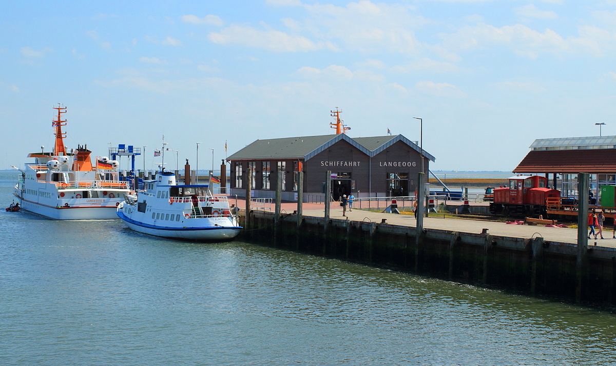 Blick auf den Anleger der Inselbahn Langeoog am 02.06.2017, links die MS Langeoog IV und davor die MS Flinthörn, rechts Lok 2 der Inselbahn Langeoog