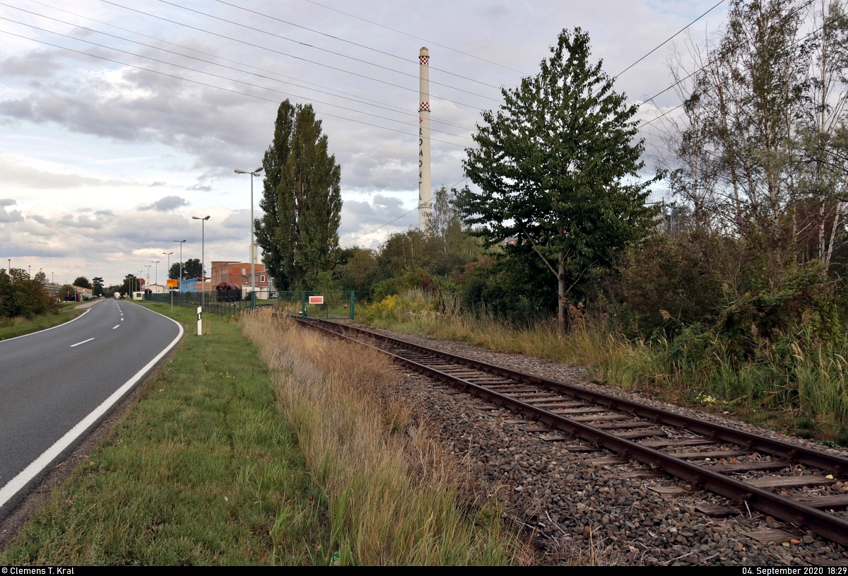 Blick auf das Anschlussgleis zum Romonta-Werk in Amsdorf, beginnend im etwa drei Kilometer entfernten Bahnhof Röblingen am See. Markant und von Weitem sichtbar ist der 170 Meter hohe Kamin des Montanwachs-Herstellers.

🧰 Romonta GmbH
🕓 4.9.2020 | 18:29 Uhr