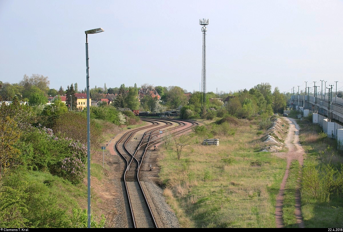 Blick auf die Anschlussgleise in Halle-Ammendorf Richtung Radewell-Osendorf. Diese führen zur Werkbahn bis Leuna. Aufgenommen von der Brücke Hohe Straße. [22.4.2018 | 17:38 Uhr]