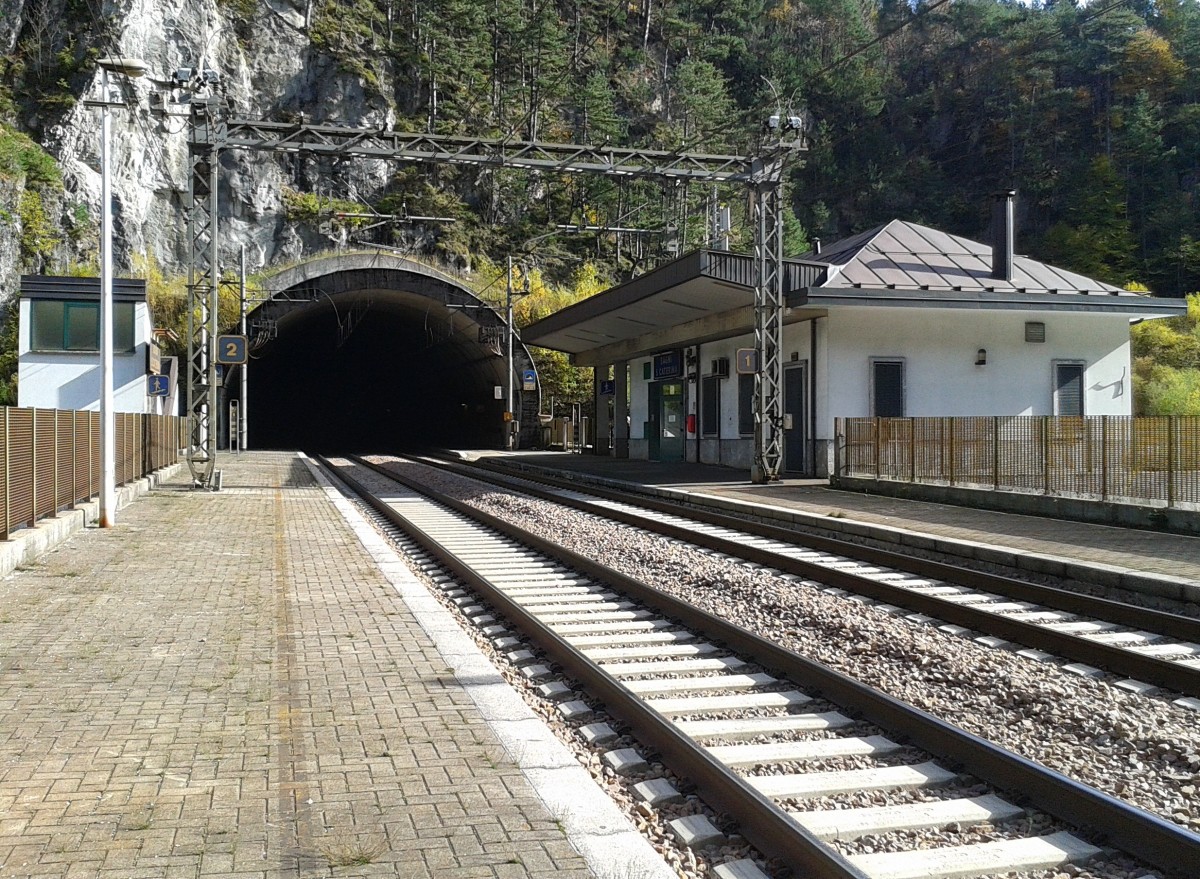 Blick auf die aufgelassene Haltestelle Bagni S. Caterina an der neuen Pontebbana. Die Haltestelle befindet sich zwischen zwei Tunneln, dem Galleria S. Leopoldo und dem Galleria Malborghetto (hier zu sehen). Beide Bahnsteige führen ein stück weit in den den Galleria Malborghetto hinein. Bagni S. Caterina wurde mit der Inbetriebnahme der neuen Pontebbana um 2000, als Ersatz für den alten Bahnhof Bagni di Lusnizza, dieser sich genau gegenüber auf der anderen Talseite befindet, in Betrieb genommen. Die Haltestelle wurde jedoch schon 2003  wieder aufgelassen. 
Aufgenommen am 25.10.2015