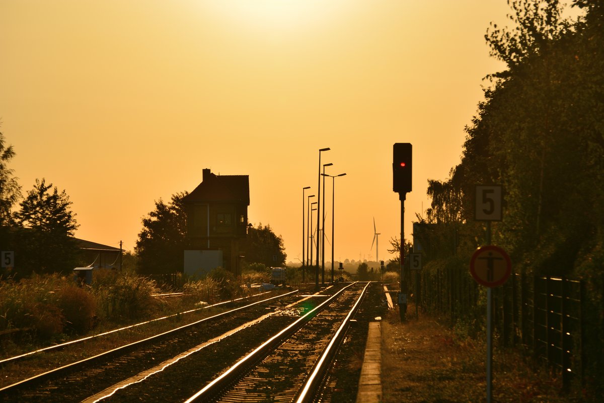 Blick auf das Ausfahrsignal C im Bahnhof Querfurt sowie auf das Stellwerk. Mittlerweile ist Querfurt ans ESTW angeschlossen und das STellwerk verwaist.

Querfurt 07.08.2018