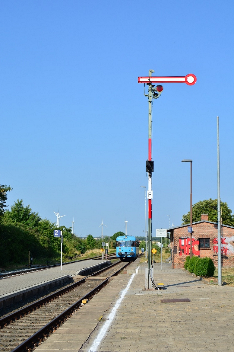 Blick auf das Ausfahrsignal F in Klostermansfeld in Richtung Helbra. Im Hintergrund rollt bereits 301 011-7 alias Wipperliese an den Bahnsteig.

Klostermanfeld 04.08.2018