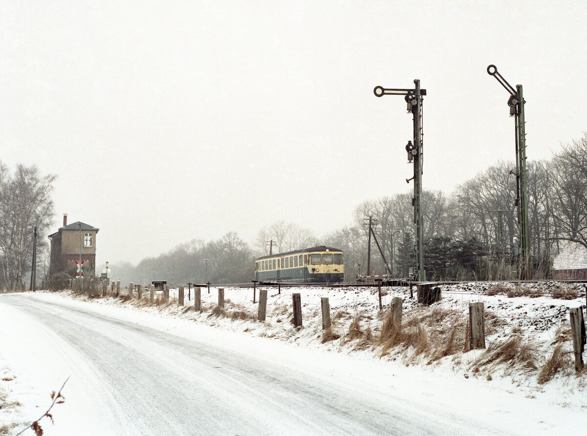 Blick auf die Ausfahrsignale B und C vom Bahnhof Rhade, ausfahrt Dorsten. Links Stellwerk  St . DB 515 536-1 f�hrt ab als Zug 8160 von Borken nach Essen Hbf. Rhade, 13.02.1991, Scan 8621.