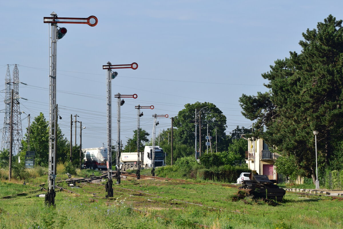 Blick auf die Ausfahrsignale von Blejoi in Richtung Ploiesti. Rechts erkennt man das dazugeh�rige Stellwerk. Aufgenommen von der Ladestra�e in Blejoi.

Blejoi 28.07.2026