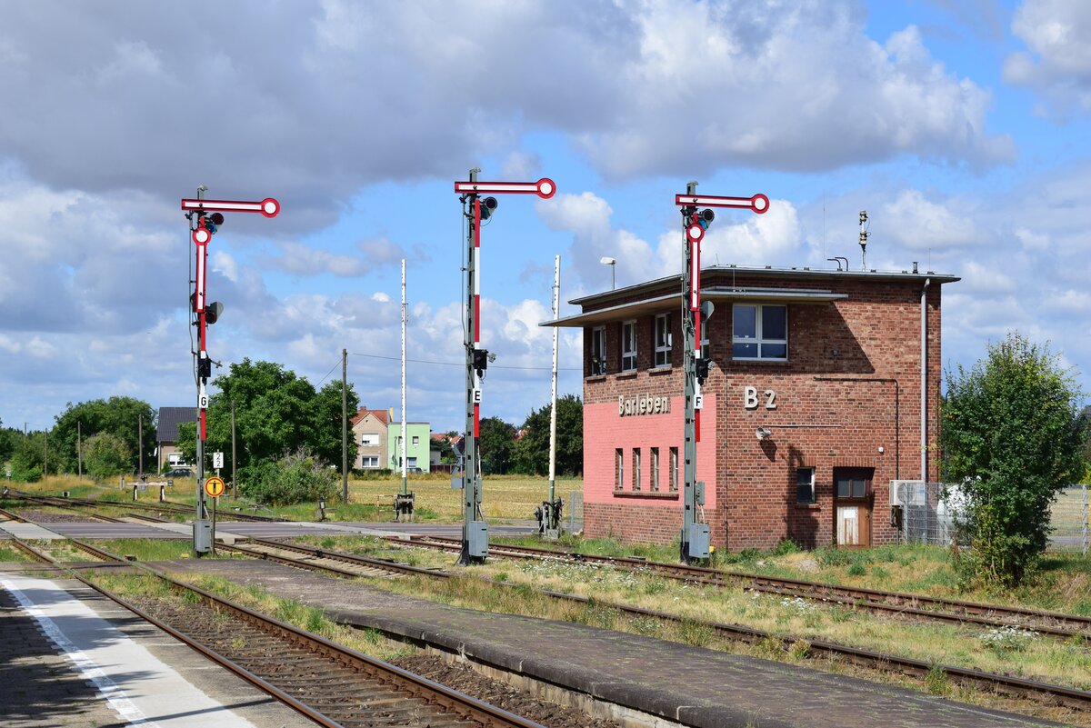 Blick auf die Ausfahrsignale G, E und F sowie das Stellwerk B2 in Barleben.

Barleben 02.08.2021