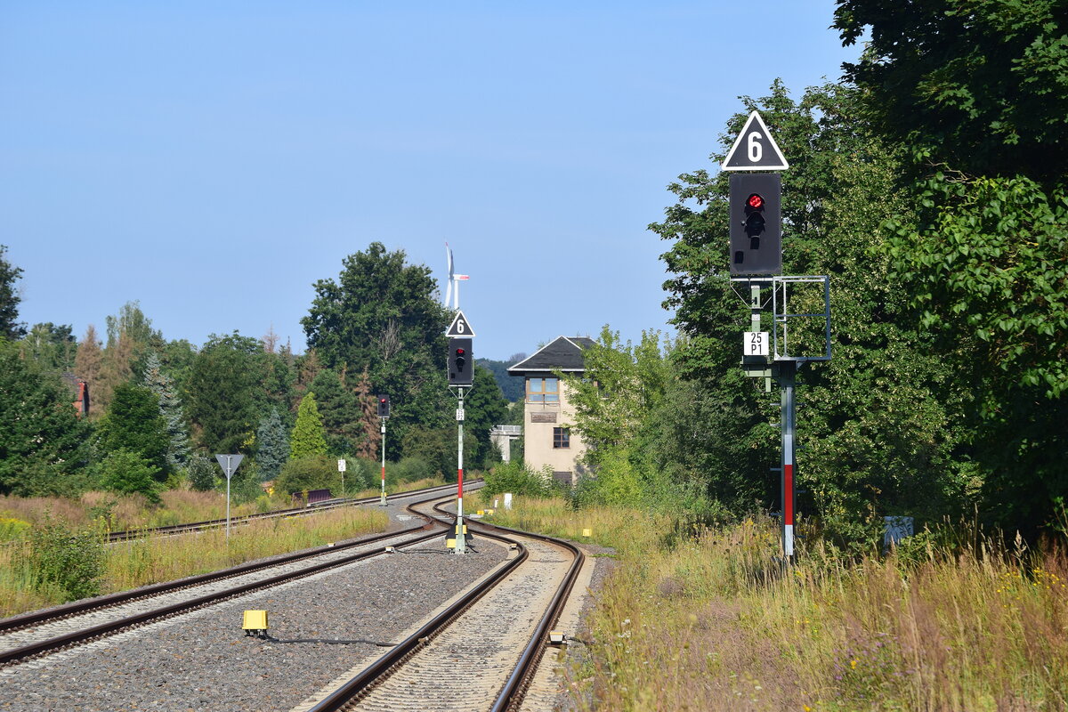 Blick auf die Ausfahrsignale in Großbothen in Richtung Grimma.

Großbothen 12.08.2021