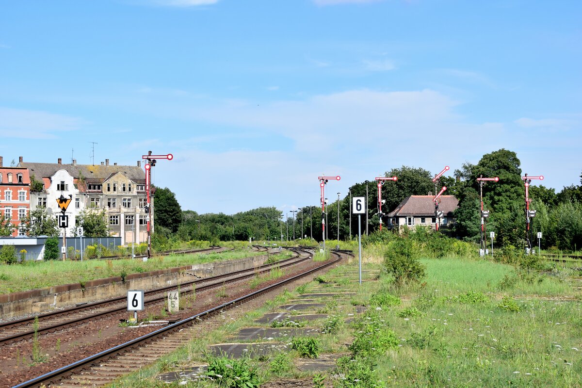 Blick auf die Ausfahrsignale Zeitz gen Leipzig. An vielen Stellen sieht man das in Zeitz die Glanzzeiten vorbei sind. Von einst 4 Bahnsteigen sind nur noch 2 in Betieb und viele Gebäude in der Stadt stehen leer und verfallen.

Zeitz 11.08.2021