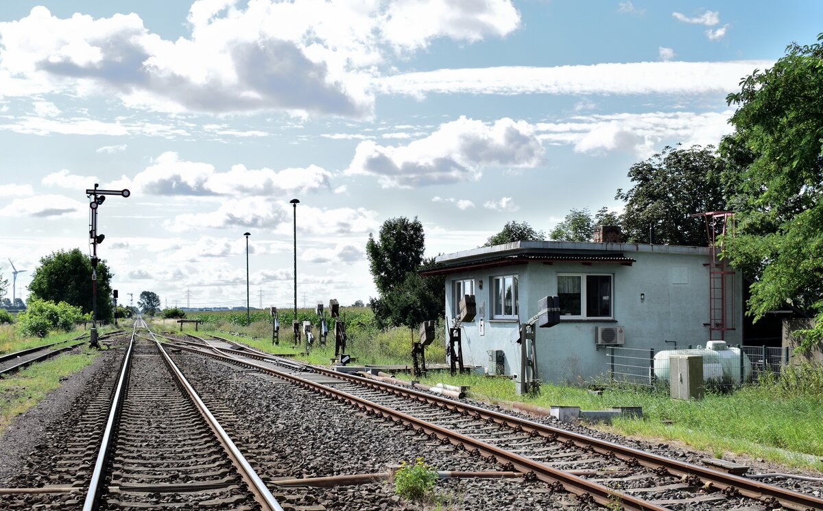 Blick auf die Ausfahrt in Richtung Barleben sowie das Stellwerk W1. Das Bild wurde vom Bahnübergang aus gemacht. 

Groß Ammensleben 02.08.2021