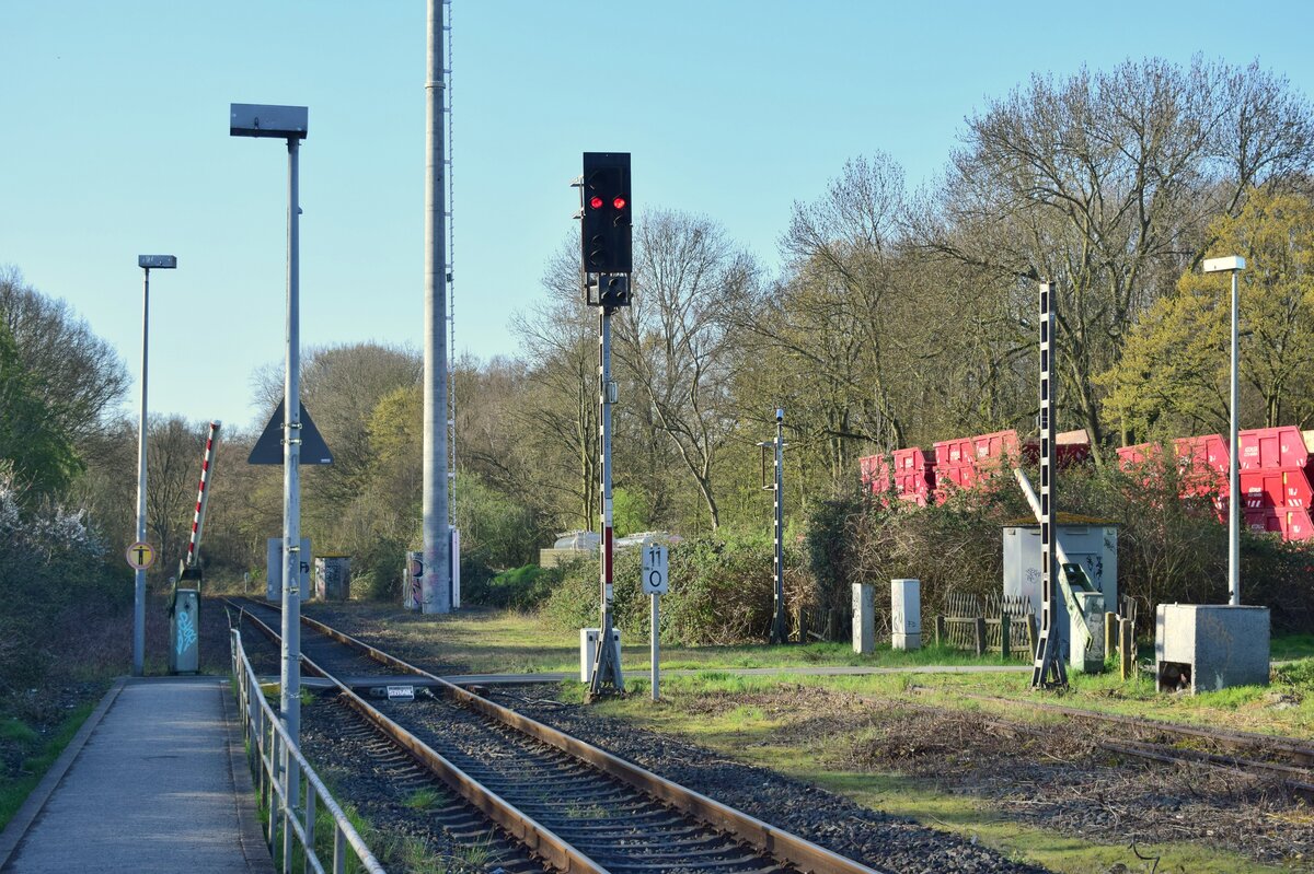 Blick auf die Ausfahrt in Richtung Dortmund. Gut erkennt man hier noch die markanten Zeichen des ehemaligen Bahnhofes. Heute ist Bövinghausen lediglich Blockstelle.

Dortmund Bövinghausen 14.04.2023