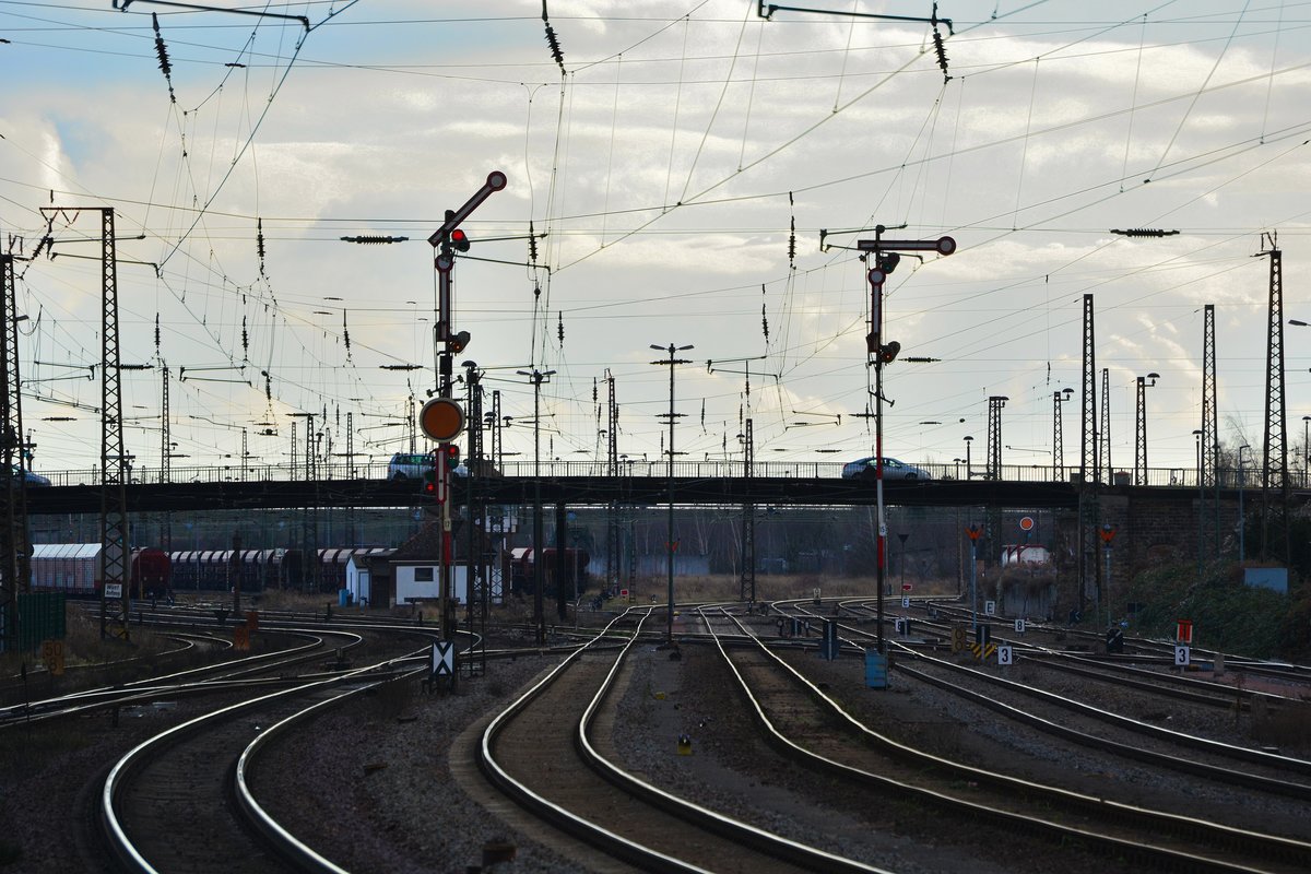 Blick auf die Ausfahrtsignale in Köthen gen Süden. Das Formvorsignal ist ein mehrbegriffiges Vorformsignal welches an dem rot weißen Zusatzflügel zu erkennen ist.

Köthen 02.01.2018