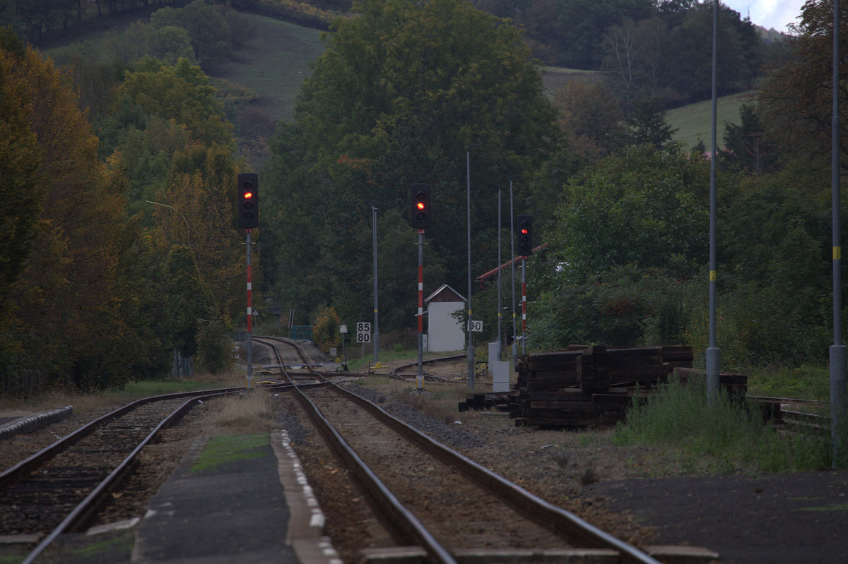 Blick auf die Ausfahrtsignale Richtung Liberes, Česká Kamenice (deutsch: Böhmisch Kamnitz).03.10.2019  15:55 Uhr, nach der Wanderung. Rechts biegt die Strecke nach
Kamenický Šenov ab, welche nur noch als Touristenstrecke betrieben wird, an ausgewählten Tagen verkehrt der Historický Motoráček M 131.1302 oder ein TW der BR M152.03.10.2019 15:22 Uhr.