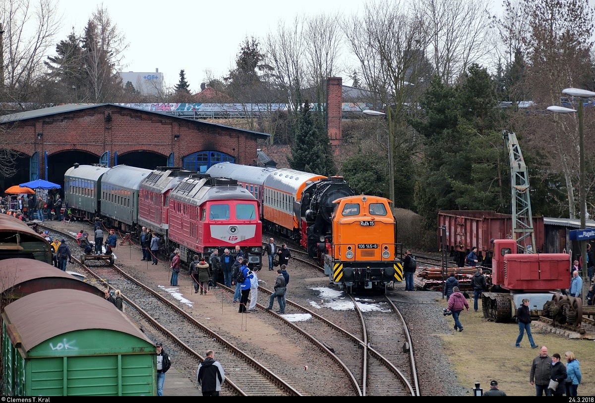 Blick auf ausgestellte Loks und Wagen im gut besuchten Eisenbahnmuseum Leipzig-Plagwitz des Verein Eisenbahnmuseum Bayerischer Bahnhof zu Leipzig e.V. Aufgenommen von der Brücke nahe Kurt-Kresse-Straße während der 21. Leipziger Eisenbahntage. [24.3.2018 | 12:34 Uhr]