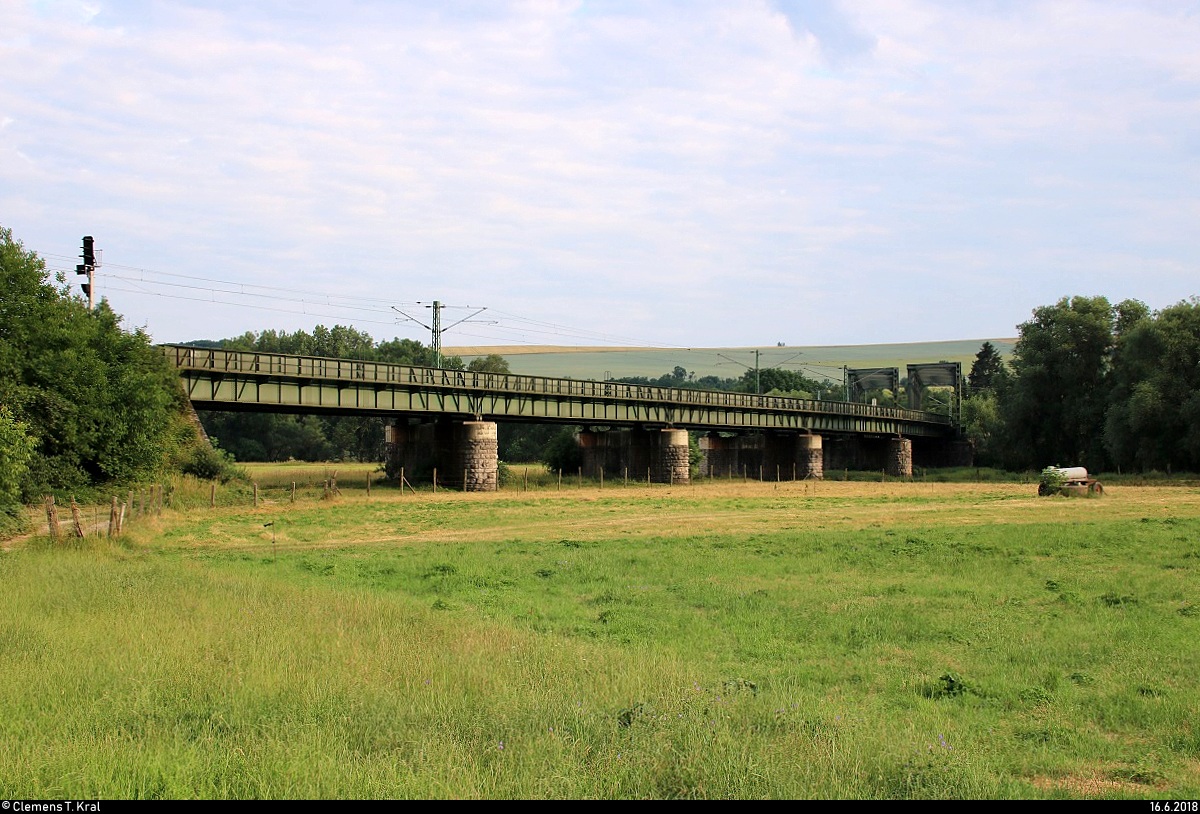 Blick auf die Bahnbrücke der Verbindungsbahn Ost auf der Bahnstrecke Großheringen–Saalfeld (KBS 560), kommend von Saaleck.
[16.6.2018 | 18:50 Uhr]