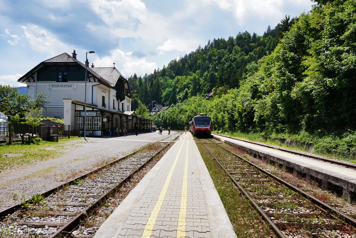 Blick auf den Bahnhof Bled Jezero an der Wocheinerbahn.
Aufgenommen am 26.5.2016
