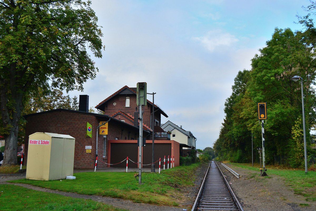 Blick auf den Bahnhof Breinig. Hier herrscht im Sommer noch Saison Verkehr. Ab hier ist die Strecke bis Walheim betrieblich gesperrt jedoch noch befahrbar. Seit 2014 ist vom AVV und EVS geplant die Strecke bis Walheim zu reaktivieren.

Breinig 08.10.2016
