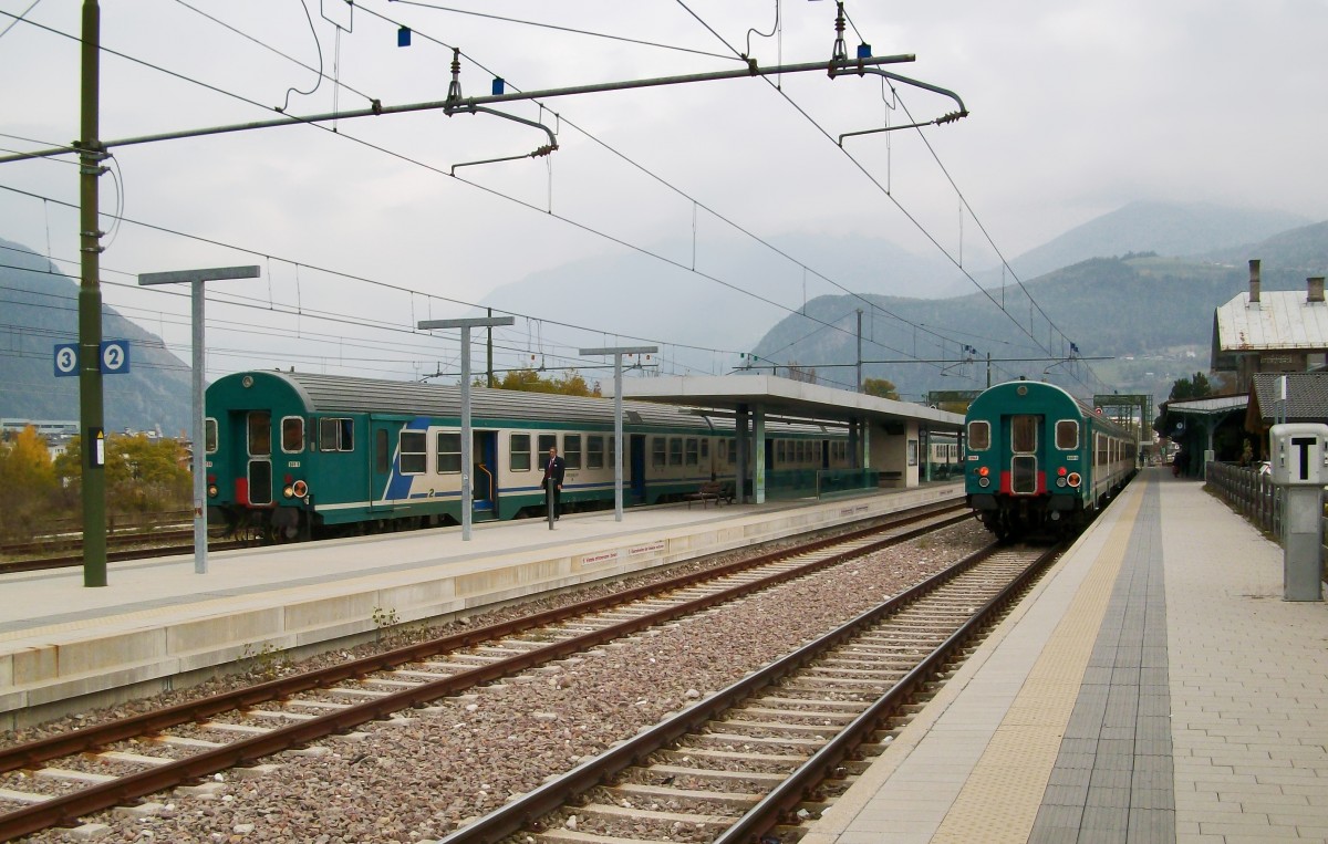 Blick auf den Bahnhof Brunico/Bruneck im Herbst 2012. Aufgrund eines Streiks bei der SAD musste die TRENITALIA fr die ausfallenden Flirt mit ihren Wendezug-Garnituren einspringen.
