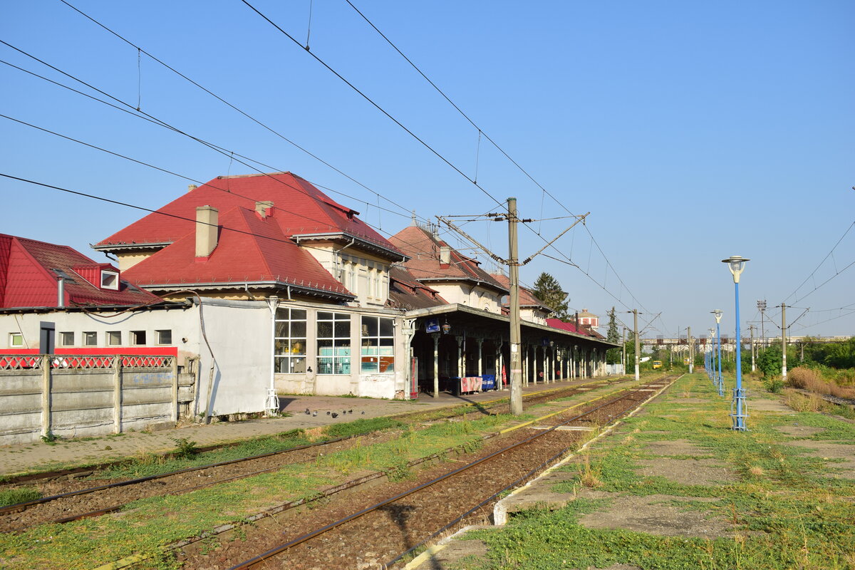 Blick auf den Bahnhof Bucuresti Est. Nur 5 Zugpaare weist der Fahrplan noch auf dennoch ist hier noch ein wenig Leben vorzufinden. Der Kiosk am Bahnsteig erfreut sich reger Kundschaft. Viele Fahrgäste überbrücken die Wartezeit mit einem kühlem Getränk und einem netten Plausch.

Bukarest 03.09.2025