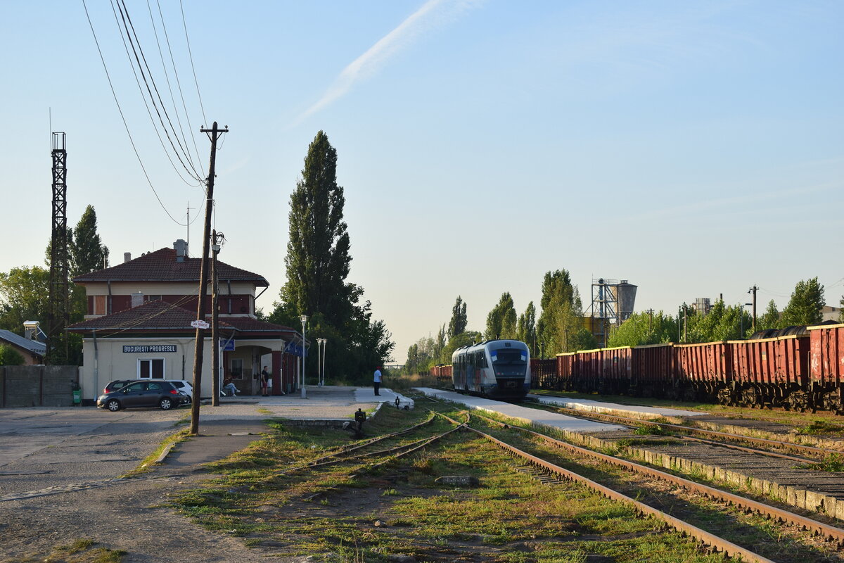 Blick auf den Bahnhof Bucuresti Progresul sowie auf den ausfahrenden 962 007 als R 9419 nach Bucuresti Nord. 

Bukarest 04.09.2025